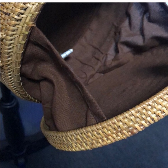 Large rattan round purse with leather strap - Picture 7 of 10